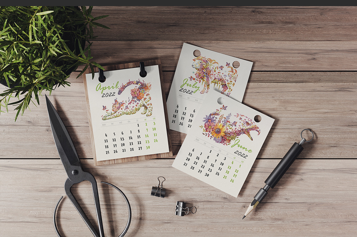 Simple Desk Calendar On A Wooden Base Mockup